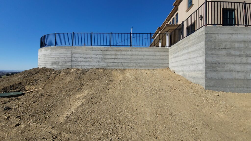 6 foot tall curved concrete retaining wall with smooth form finish in Milpitas CA Santa Clara County